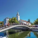 Tena Sa Vrtom I Pogledom Na *