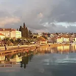 Tena Sa Vrtom I Pogledom Na Lägenhet