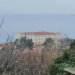 Tena Sa Vrtom I Pogledom Na