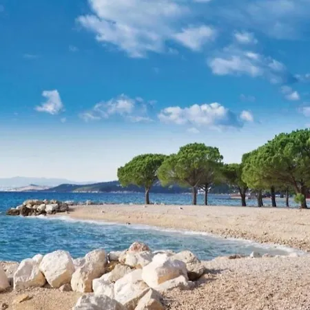 Tena Sa Vrtom I Pogledom Na Kraljevica