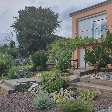 Tena Sa Vrtom I Pogledom Na Apartament