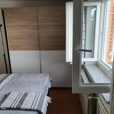 Tena Sa Vrtom I Pogledom Na Apartament *