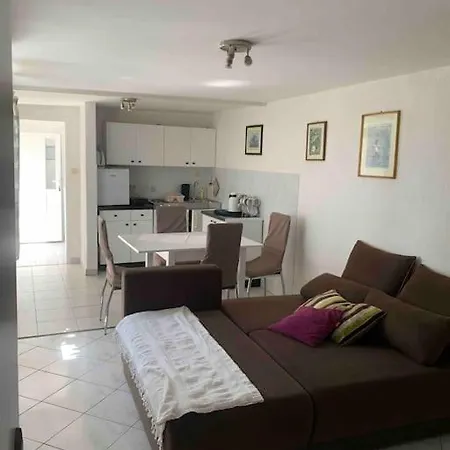 Tena Sa Terasom I Pogledom Na