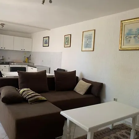 Tena Sa Terasom I Pogledom Na