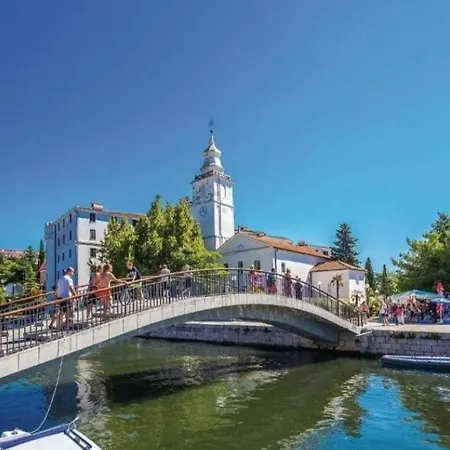 Tena Sa Vrtom I Pogledom Na *