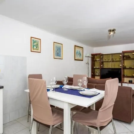 Tena Sa Vrtom I Pogledom Na Apartment *