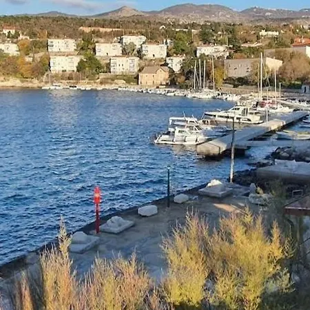 Tena Sa Vrtom I Pogledom Na