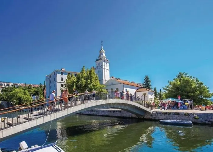 Tena Sa Vrtom I Pogledom Na *