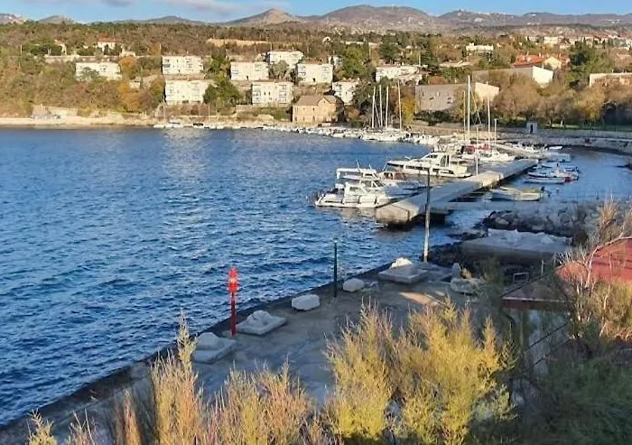 Tena Sa Vrtom I Pogledom Na